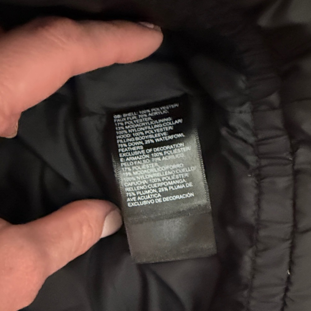 The North Face Women's Classic Black Puffer Jacket - Picture 5 of 9